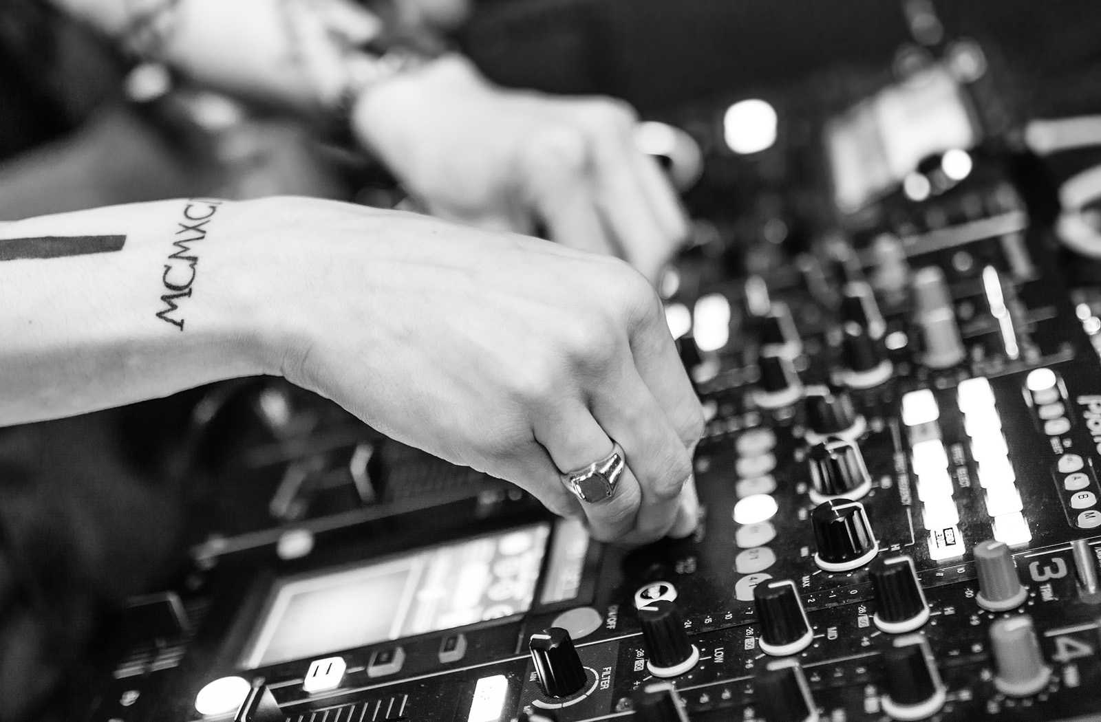 How to Use MIDI Controllers Ableton, Logic & FL Studio