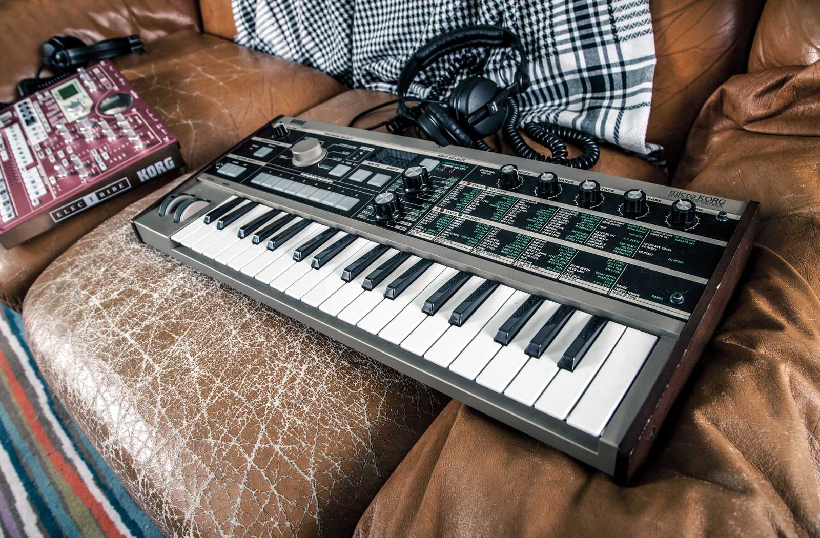 How to Build a DJ Set (Detailed Guide)