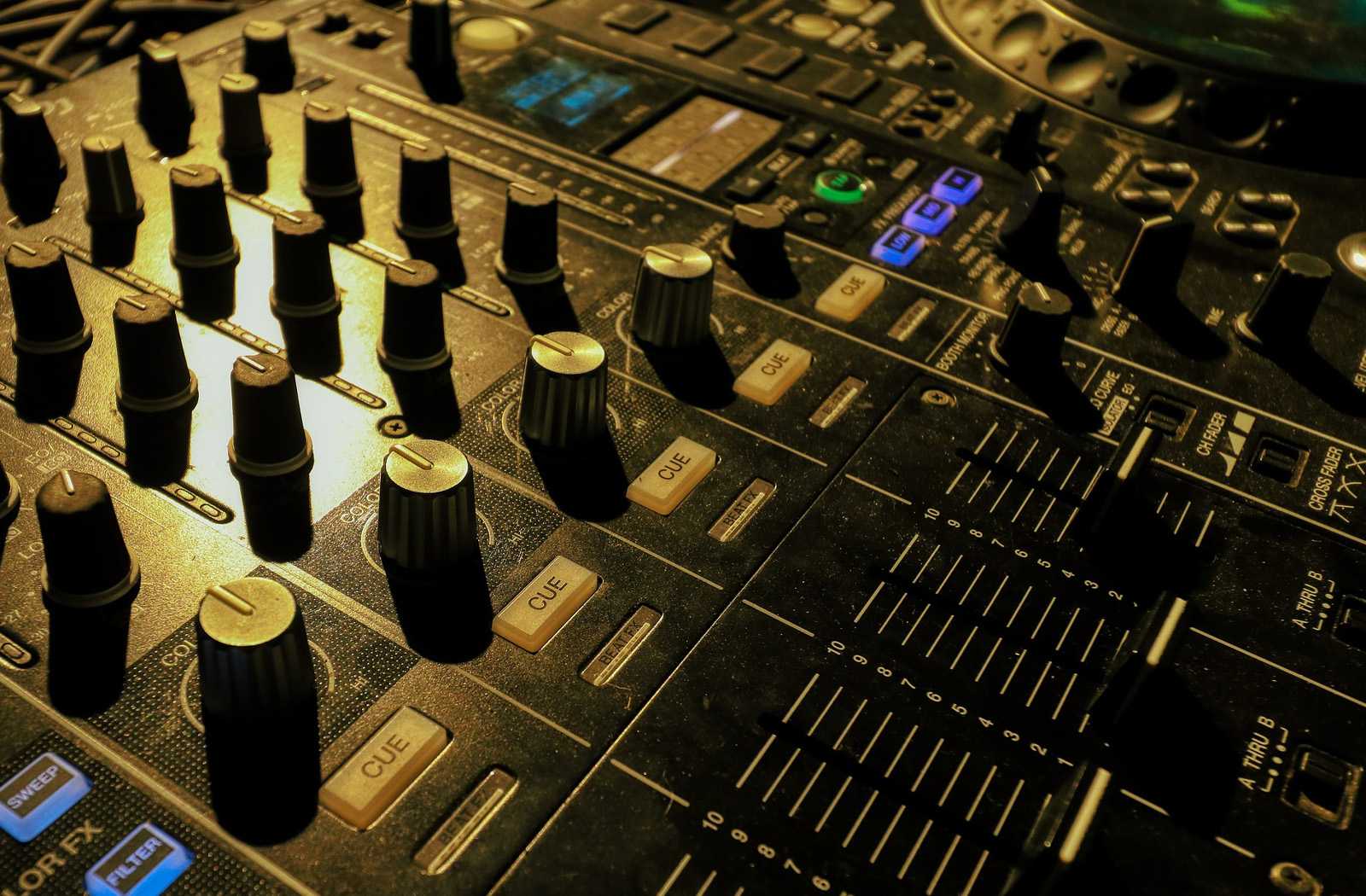 DDJ-400 headphones not working! The Solution is Here