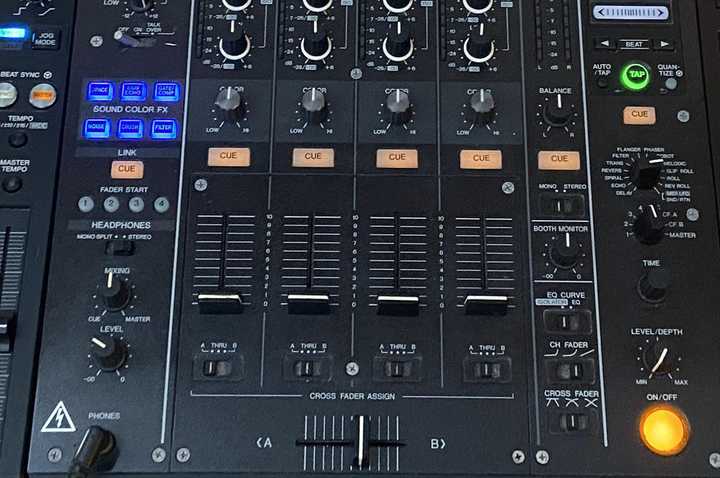 Control for the Pioneer CDJ-900 Nexus's headphones and cues