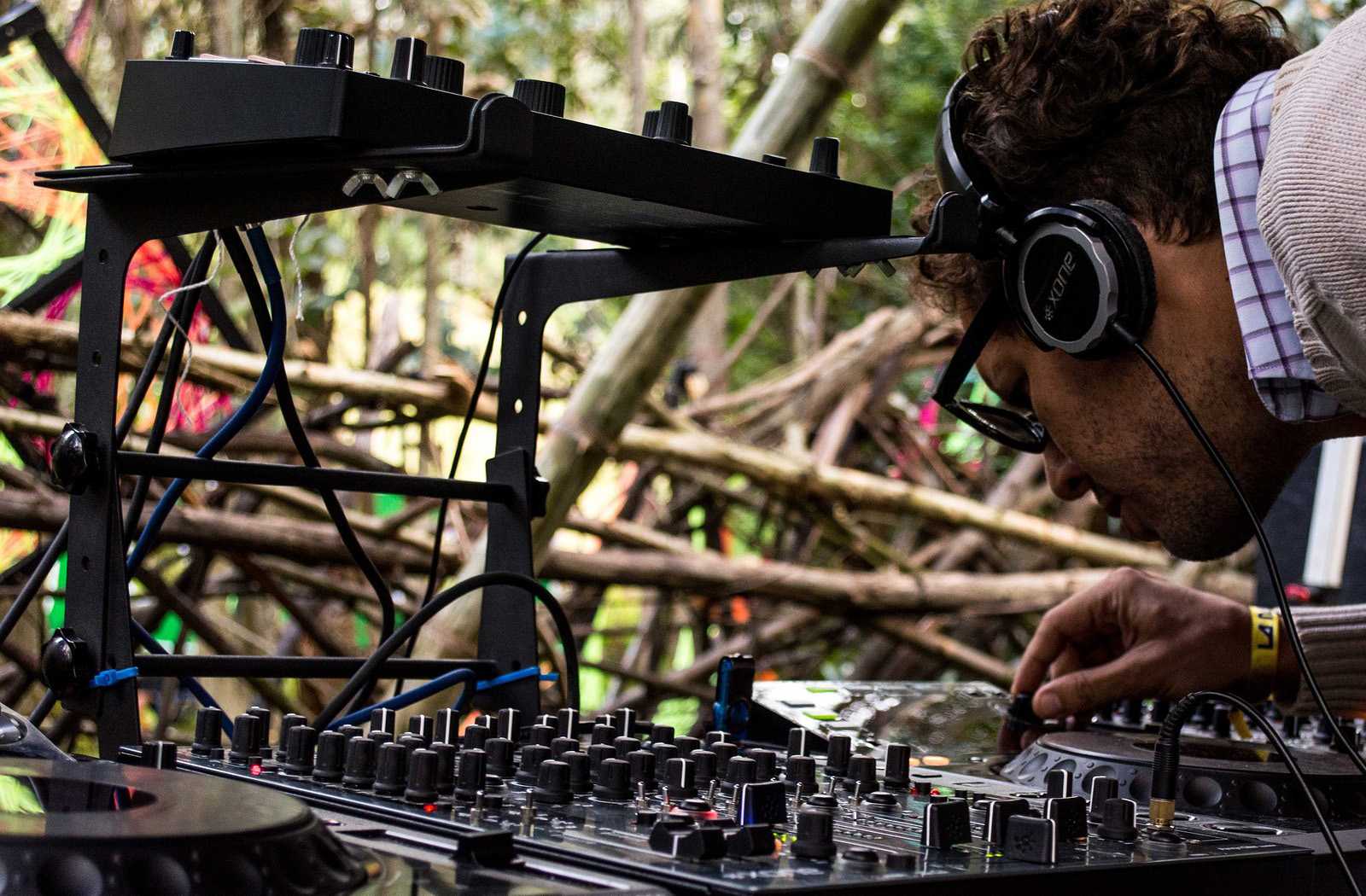 Why I Kept the DDJ-1000 vs the XDJ-RX2 in a Comparison