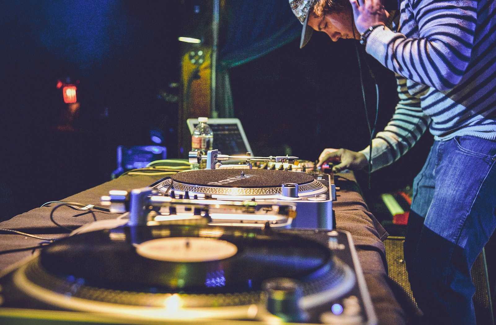  Practice DJ-ing Without Equipment - A Quick Start Guide